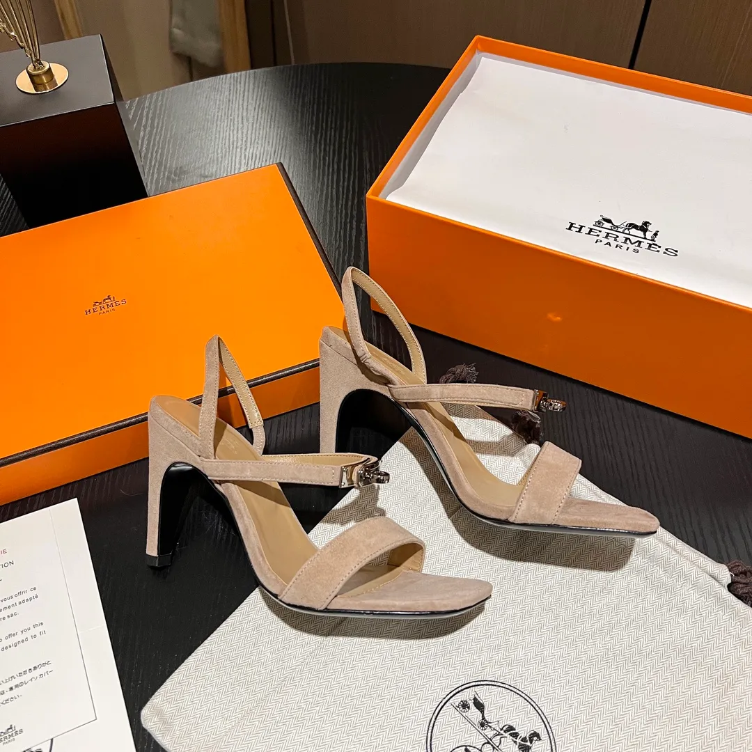 👟👟Ex-factory price 600👟👟 💋💋Continue the classics Hermes Classic H high-heeled sandals series————————Fashionable classic and versatile super comfortable It took half a year to disassemble the original version and develop it with craftsmanship and perfection in every detail Simple and smooth design to create a fashionable, classic and soft look 🥰🥰 Material: Original custom-made sheep suede, sheepskin lining for feet, Italian genuine leather outsole ▪️Heel height: 9cm ▪️SIZE: 34-42 (34.41 42 customized, non-returnable and non-exchangeable)
